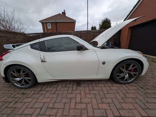 Nissan 370Z in pearlesent white