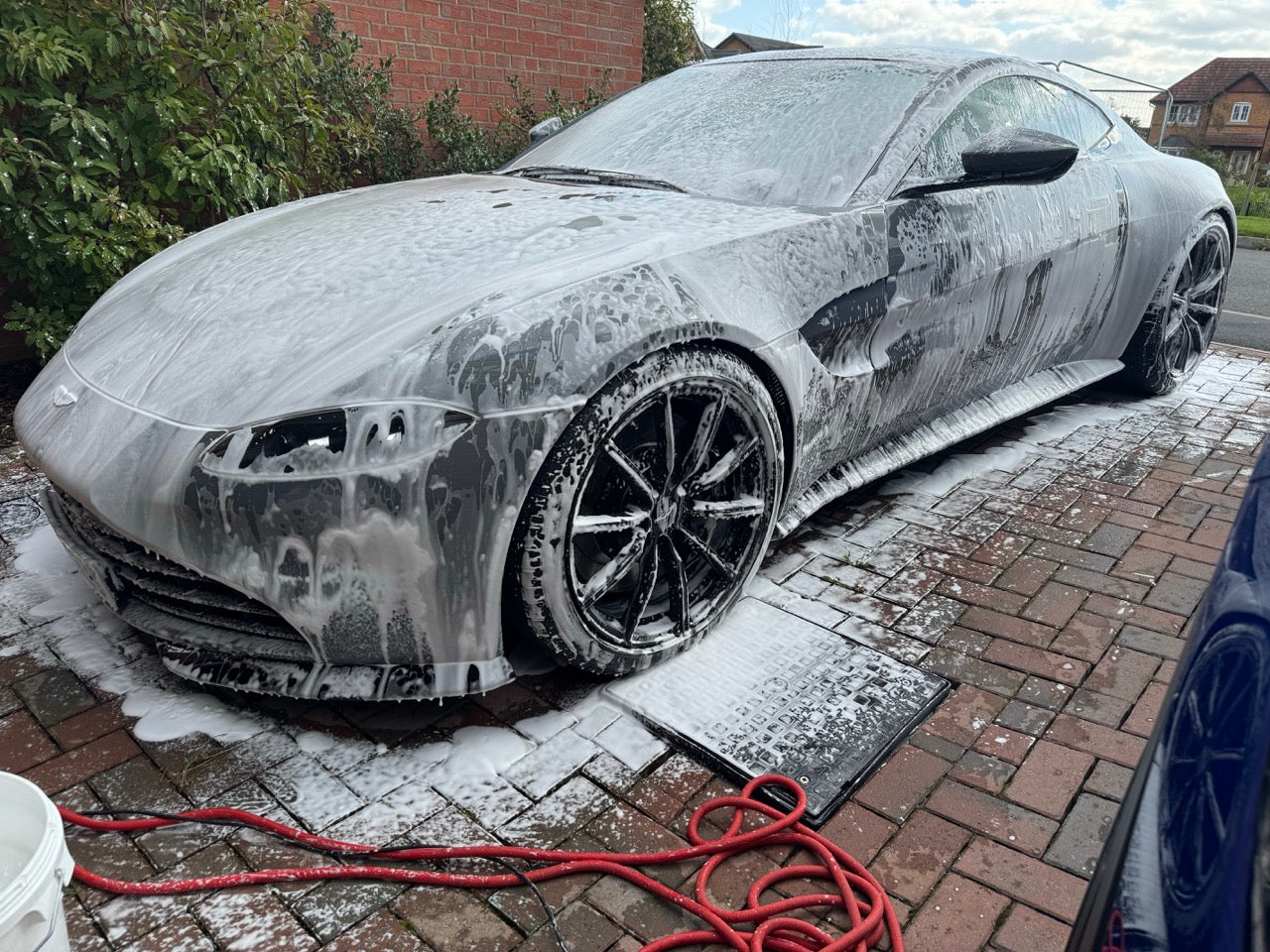 Aston Martin Vantage V8