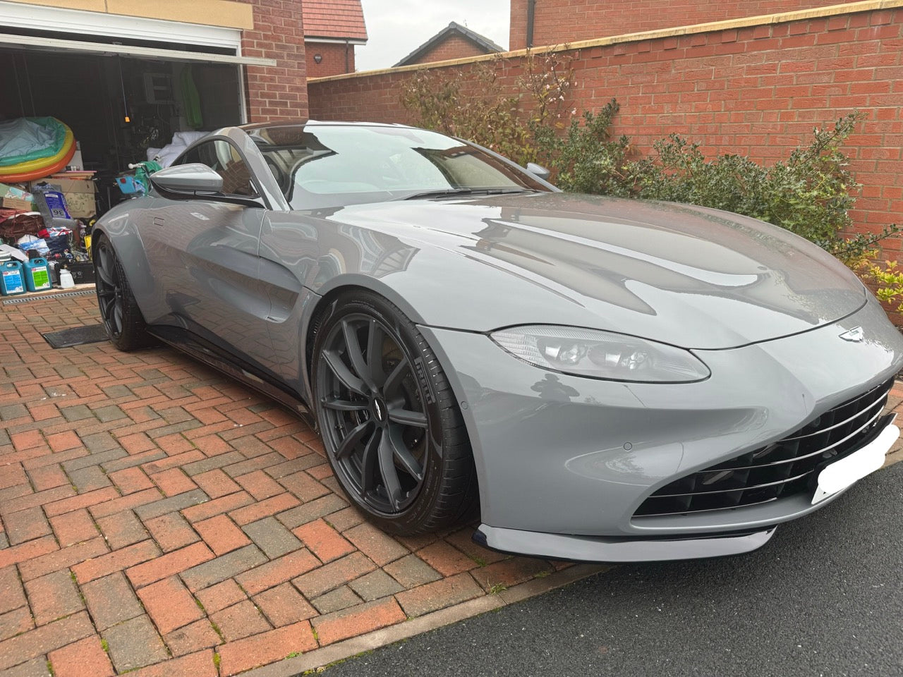 Aston Martin Vantage V8