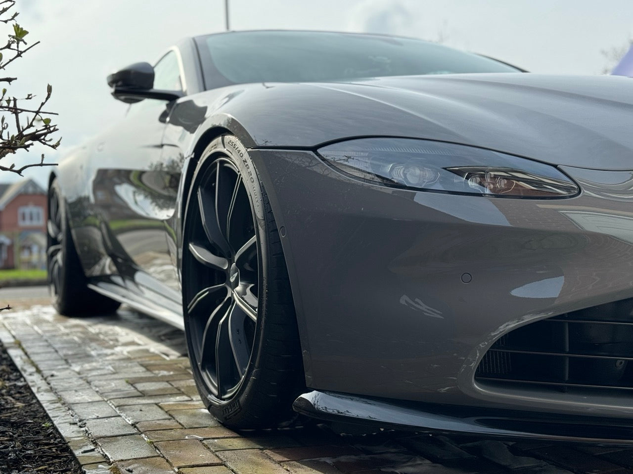 Aston Martin Vantage V8
